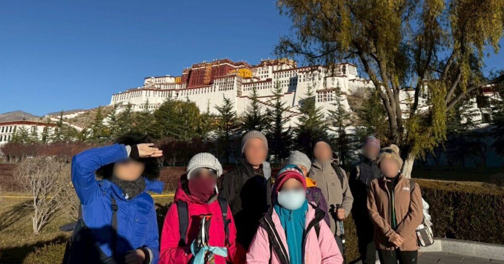 西藏布達拉宮團體合影，拉薩地標實景紀錄