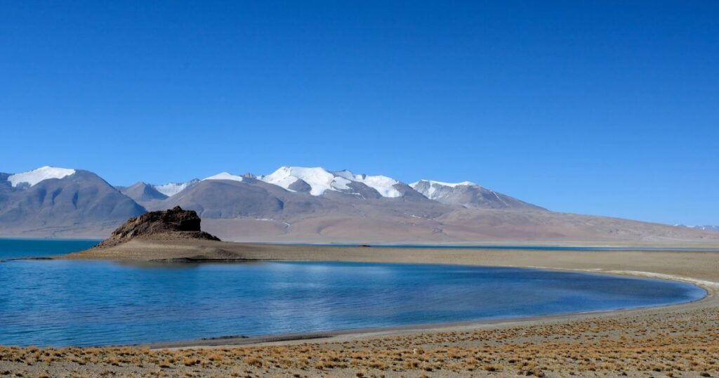 西藏拉昂錯，高原湖泊與雪峰交會的靜謐景色