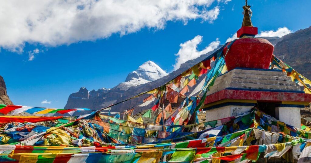 岡仁波齊轉山路線紅色佛塔與經幡