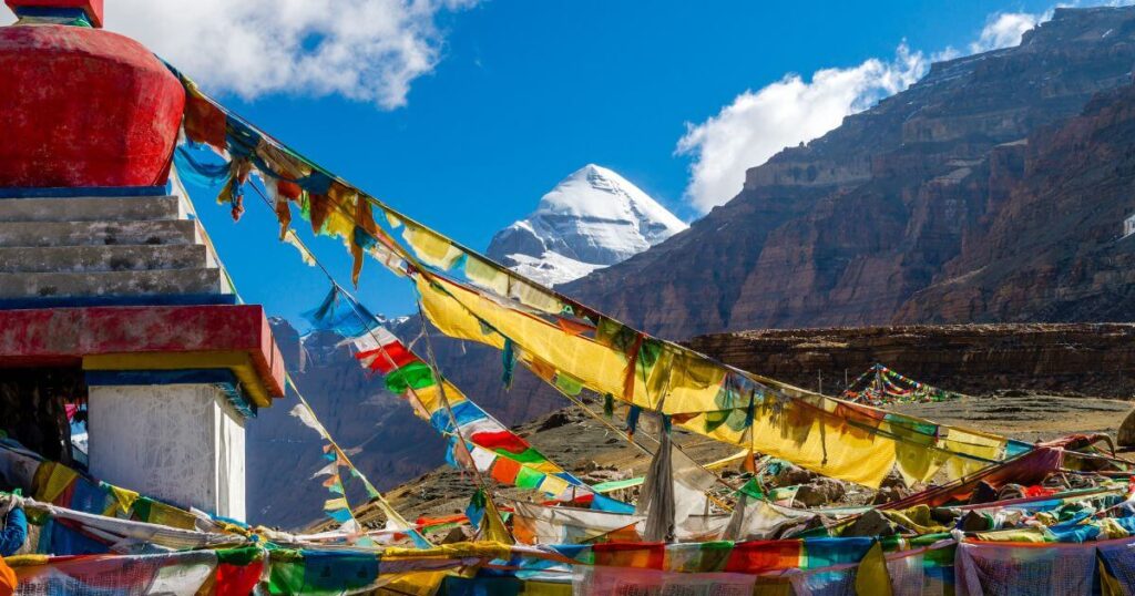 岡仁波齊神山與經幡全景