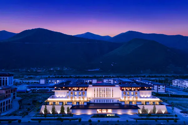 林芝悅皇冠度假酒店夜景外觀，群山環繞